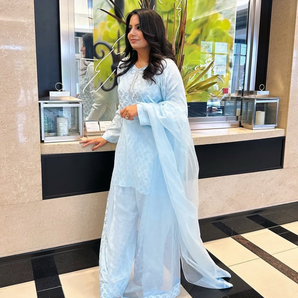 Unbothered.. Unmatched .. 🩵Outfit @ifrah.ca Jewellery @americandiamonds.ca Stylist @the_diva_ma (1)